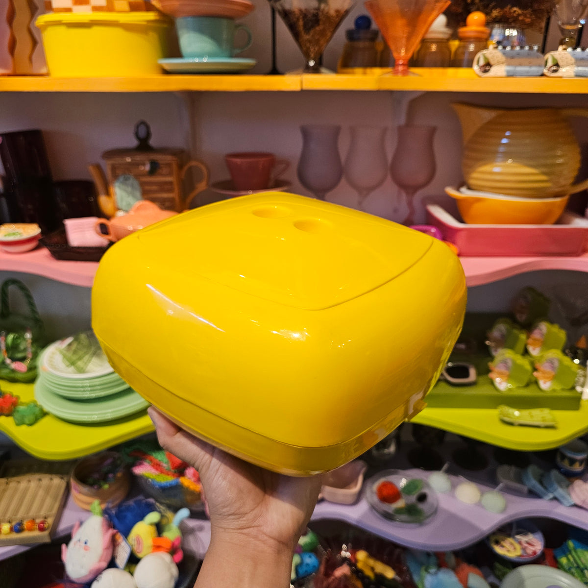 VINTAGE YELLOW PICNIC BALL SET